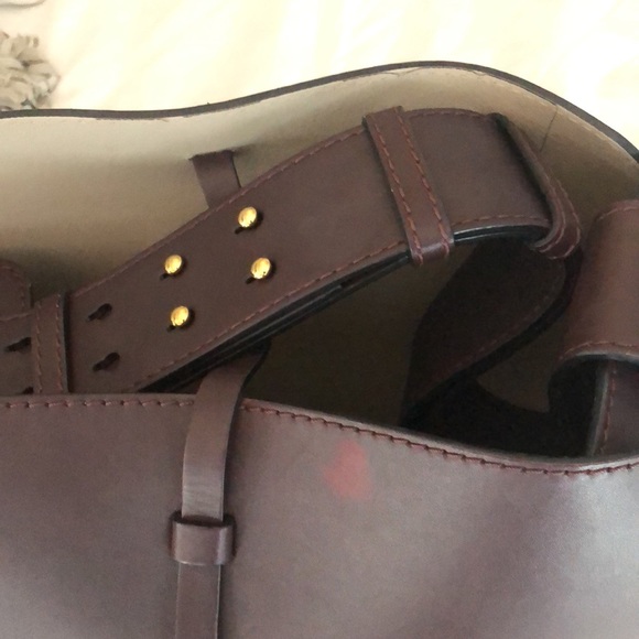 Burberry bucket style handbag with wristlet. - Picture 4 of 9